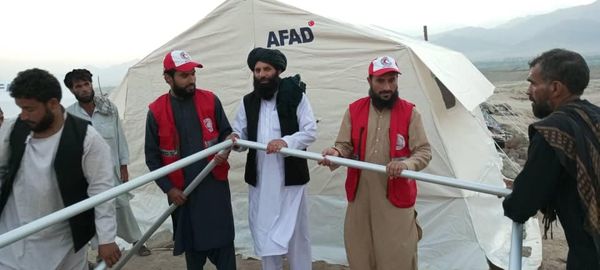 هلال احمر کمپ برای سیلاب زده گان در ولایت لغمان ساخت!