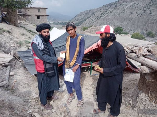 خوست ولايت کې د افغاني سرې مياشتې له لوري 500 اړمنو کورنيو ته د مرستې په موخه کارتونه ووېشل شول!