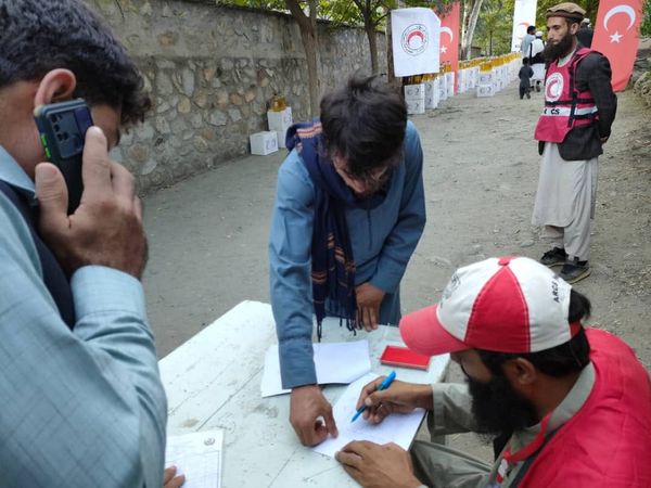 افغاني سرې میاشتې ټولنې د ننګرهار ولایت دره نور ولسوالۍ کې ۲۰۰ زلزله ځپلو کورنیو ته خوراکي توکي وویشل