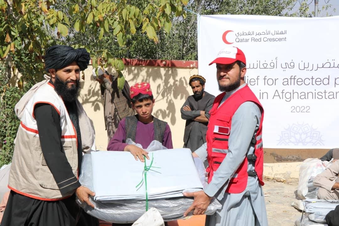 افغاني سرې میاشتې د میدان وردګو ولایت ٤٠٠ سېلاب ځپلو کورنیو ته مرسته ووېشله!