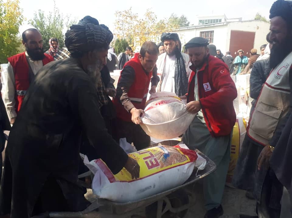 جمعیت هلال احمر افغانی در ولایت های میدان وردگ ولوگر همرای ۱۰۰۰ خانواده سيلاب زده مساعدت کرد!