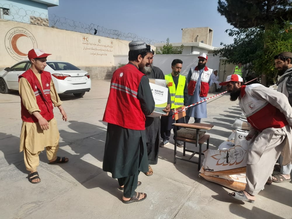 جمعیت هلال احمرافغانی برای ۳۰۰ خانواده در ولایت فراه مساعدت نمود!