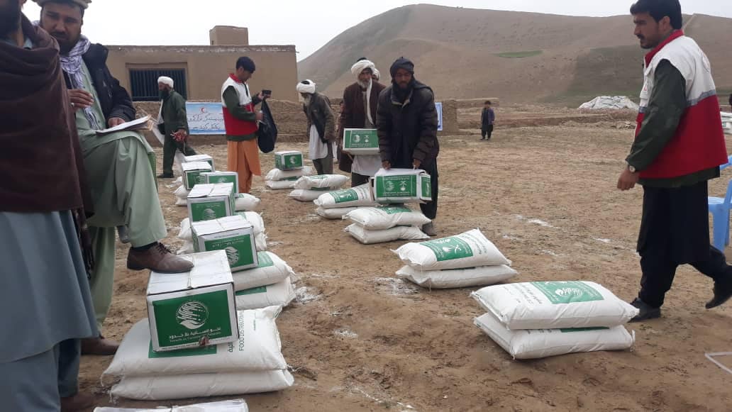 توزيع مواد غذايي جمعيت هلال احمر افغاني در ولايت بادغيس براي 900 خانواده!
