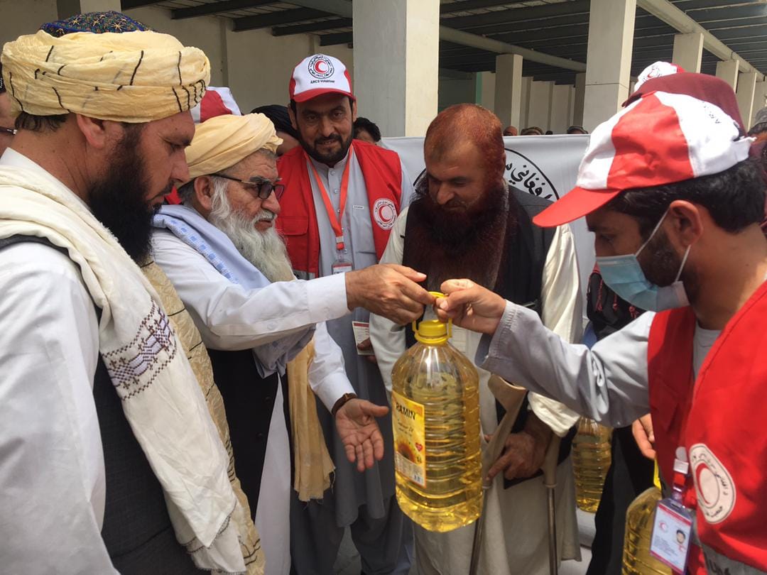 از طرف هلال احمر افغاني در ولایت ننگرهار برای ۲۰۰ خانواده مواد غذایی توزیع گردید!
