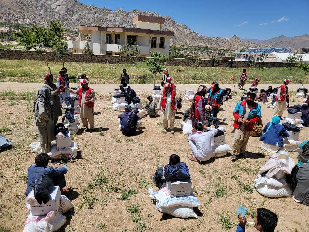 هلال احمرافغانی در ولایت دایکندی برای ۳۰۰ خانواده نیازمند مساعدت نمود!