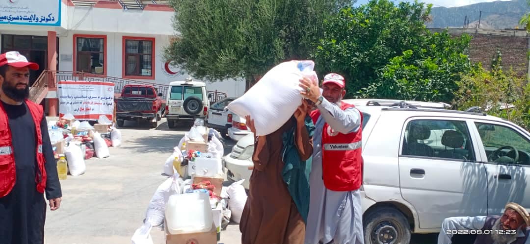 کنړ ولایت کې د افغاني سرې میاشتې ټولنې له لوري (۱۴۰) کورنیو ته خوراکی اوغیرخوراکي توکي چې ډیری یي د ترکیي هیواد له لورې مرسته شوي و، وویشل شول!