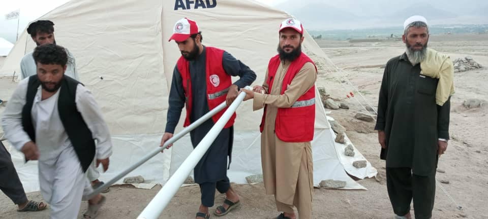 هلال احمر کمپ برای سیلاب زده گان در ولایت لغمان ساخت!