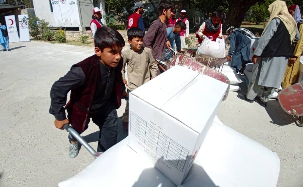 جمعیت هلال احمرافغانی برای ۵۰۰ خانواده بى بضاعت مواد غذايي مساعدت نمود!