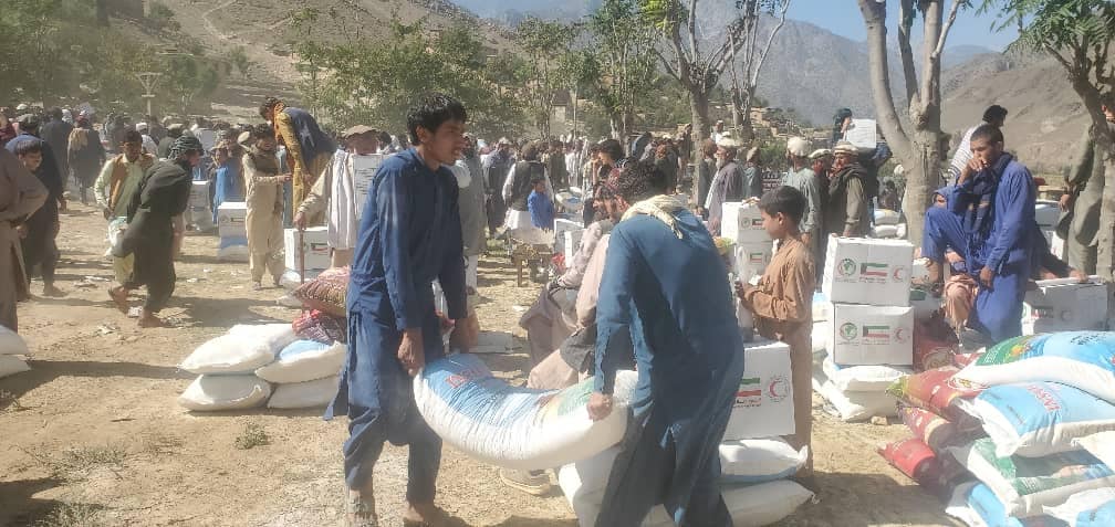 افغاني سرې میاشتې ټولنې د کونړ ولایت ۵۰۰ بېوزله کورنیو ته د خوراکي توکو مرسته وویشله.