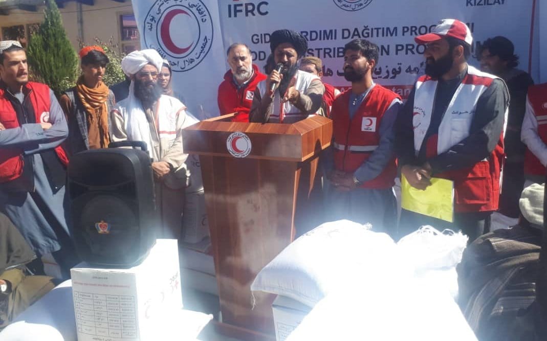 جمعیت هلال احمر افغانی برای ۴۰۰ خانواده در ولایت پکتیامساعدت کرد!