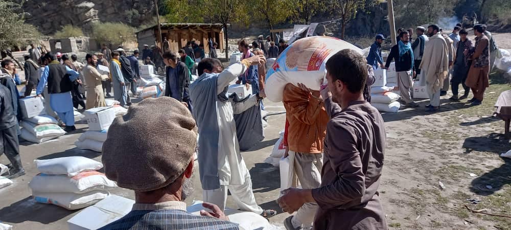 هلال احمر افغانی برای ۴۰۰ خانواده فقیر ولسوالی برگمتال ولایت نورستان کمک های غذایی توزیع نمود!