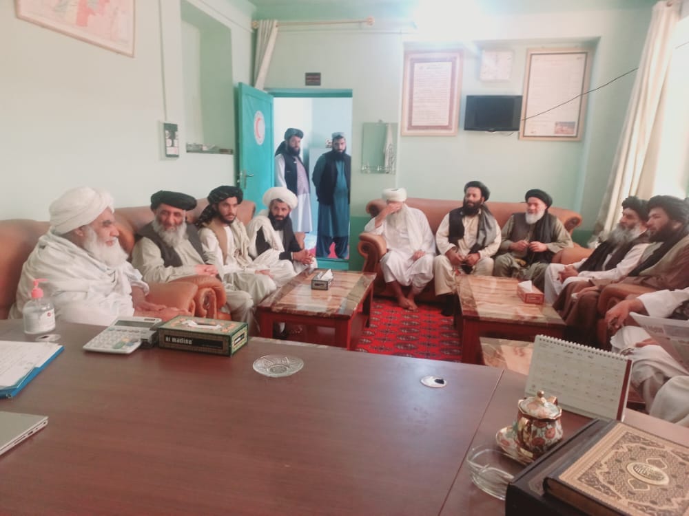 محترم ملا نورالدین ترابي معاون هلال احمر افغانی در طی سفر خود به ولایت قندهار جلسه ای را با کارمندان اداری نماینده گی هلال احمر قندهار برگزار نمود.