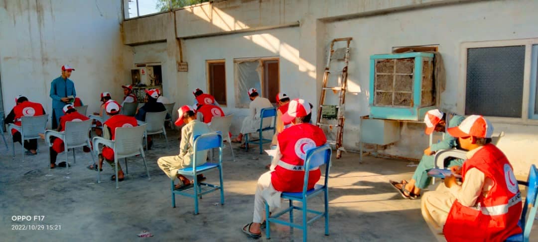 هلال احمر افغانی در حال حاضر دارای ۳۶ مرکز آموزشی در سراسر کشور دارد که صدها جوان و کودک در دوره های مختلف کوتاه مدت در آن تحصیل می نمايند.