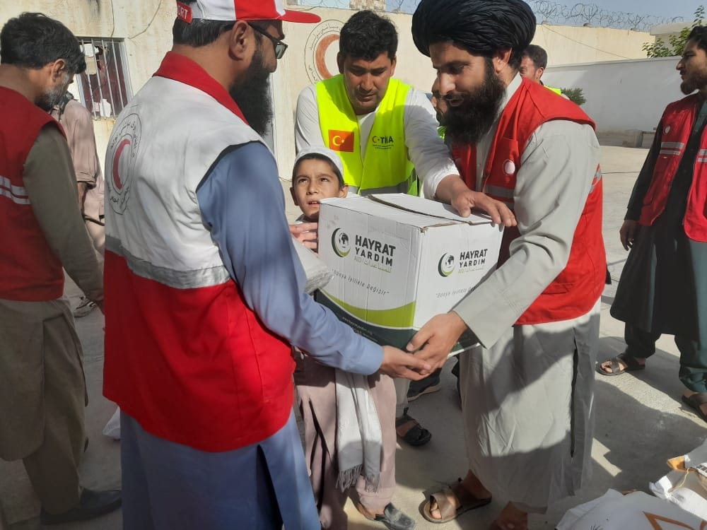 جمعیت هلال احمرافغانی برای ۳۰۰ خانواده در ولایت فراه مساعدت نمود!