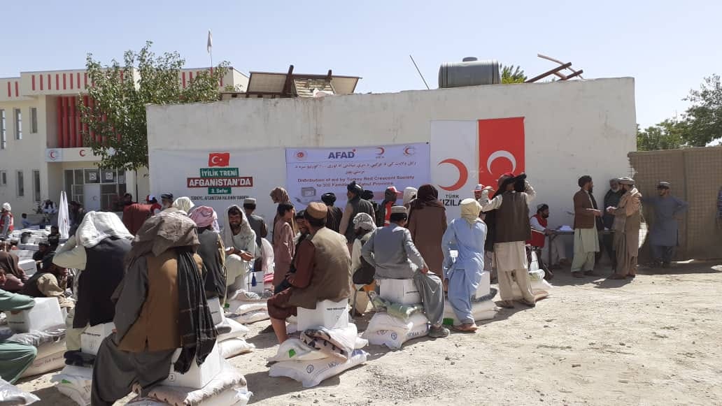 جمعیت هلال احمرافغانی برای ۳۰۰ خانواده در ولایت زابل مساعدت نمود!