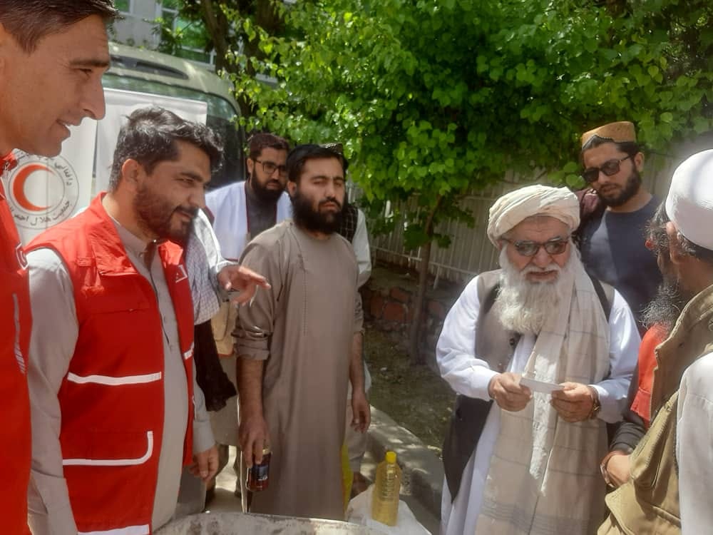 محترم مطیع الحق خالص، سرپرست ریاست عمومی هلال احمر افغانستان به ۳۰۰ خانواده در ولایت کابل مساعدت نمود!