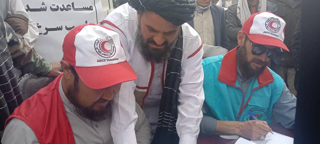 روند مساعدت جمعیت هلال احمرافغانی در ولایت بامیان اغاز گردید!