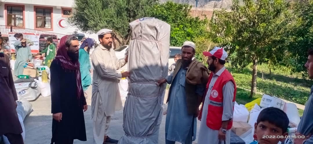 کنړ ولایت کې د افغاني سرې میاشتې ټولنې له لوري (۱۴۰) کورنیو ته خوراکی اوغیرخوراکي توکي چې ډیری یي د ترکیي هیواد له لورې مرسته شوي و، وویشل شول!