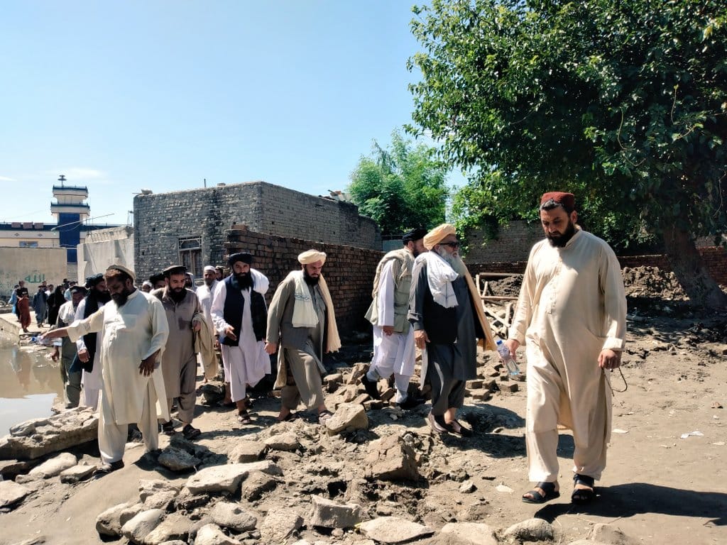  د افغاني سرې میاشتې سرپرست عمومي رئیس او ورسره پلاوي روانه اونۍ د ننګرهار ولایت په بېلابېلو ولسوالیو او د مرکز اړوند ځینو سیمو کې سیلابونو مالي او ځاني زیانونه واړول د ارزونې په موخه ننګرهار ولایت کې د زیانمنو کورنیو له مشرانو سره لیدنه ترسره کړه!