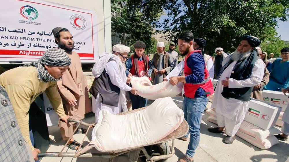 د کویت د خلکو د ۱ میلیون مرستې ویش د افغاني سرې میاشتې د عمومي رییس په لاس پیل شو!