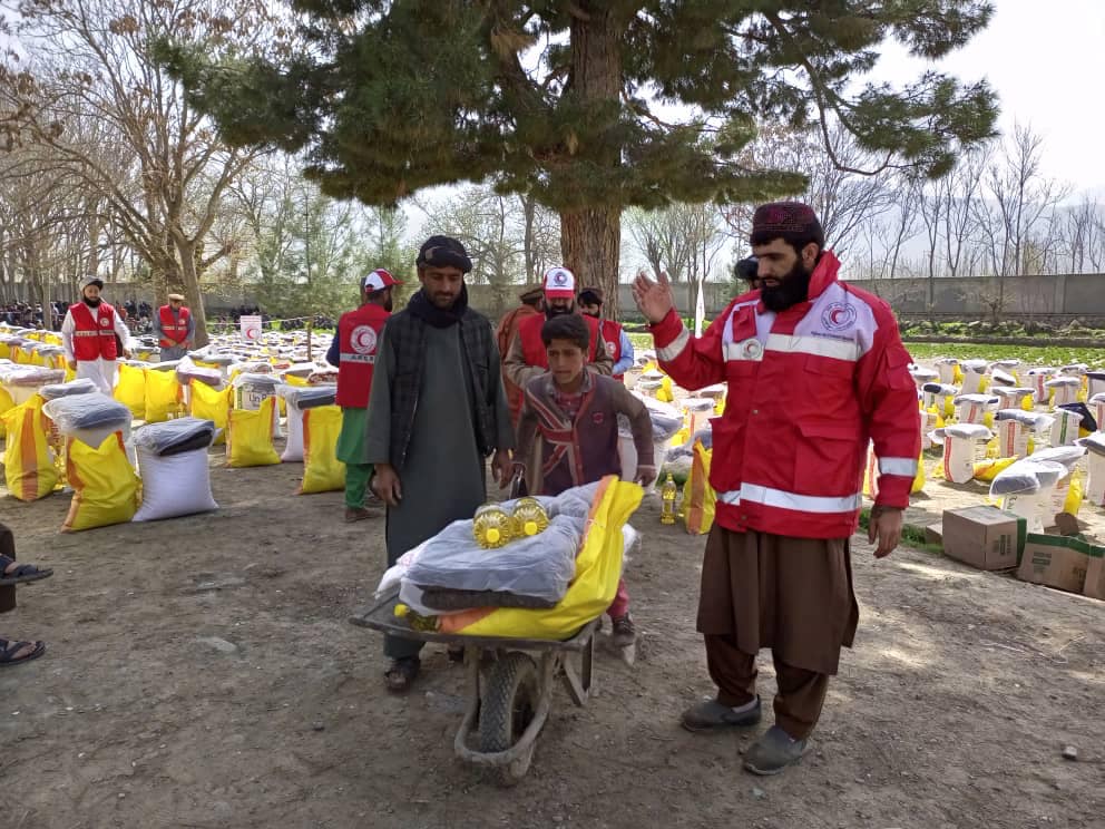 جمعيت هلال احمر افغاني براي ۵۰۰ خانواده مستحق در ولايت بغلان مواد غذايي وغیر غذایی توزيع نمود