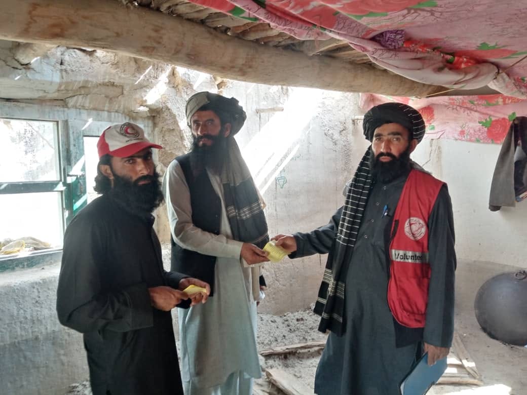 خوست ولايت کې د افغاني سرې مياشتې له لوري 500 اړمنو کورنيو ته د مرستې په موخه کارتونه ووېشل شول!