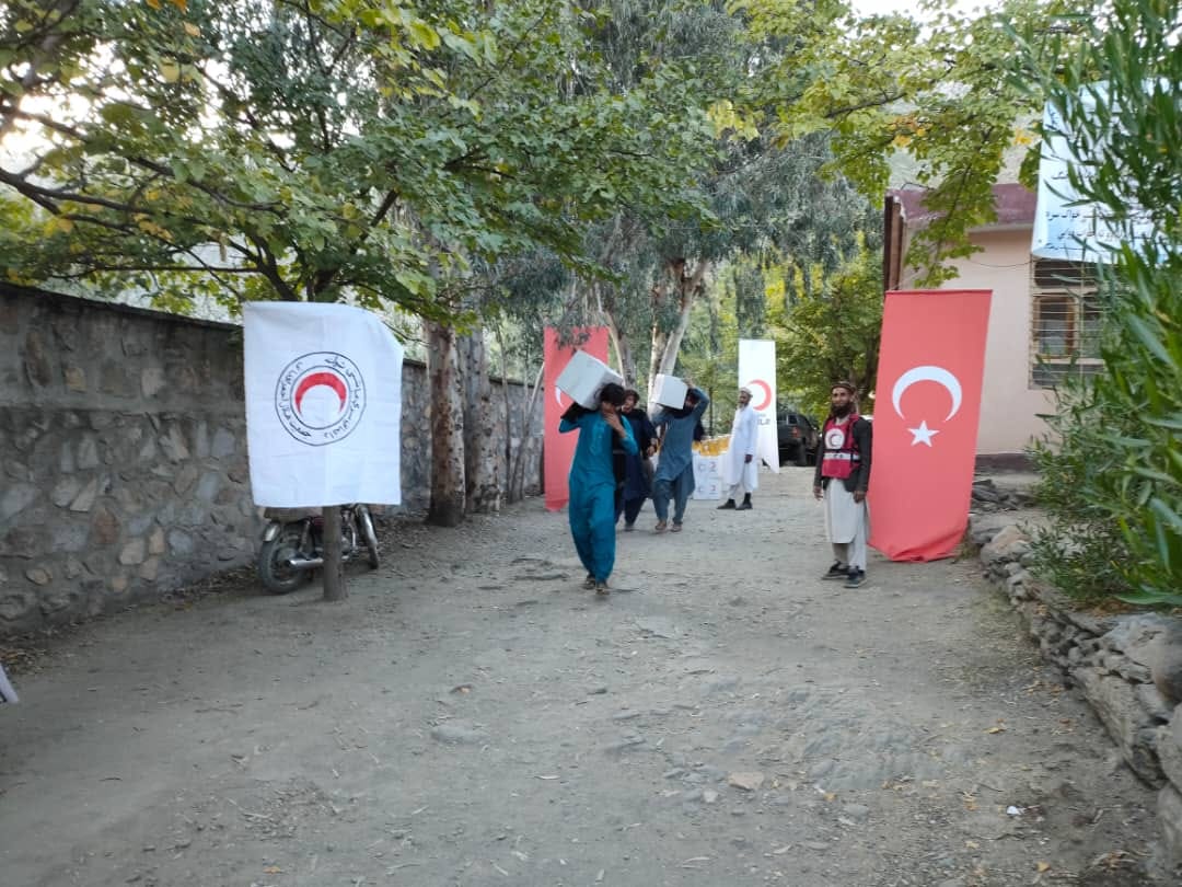 افغاني سرې میاشتې ټولنې د ننګرهار ولایت دره نور ولسوالۍ کې ۲۰۰ زلزله ځپلو کورنیو ته خوراکي توکي وویشل
