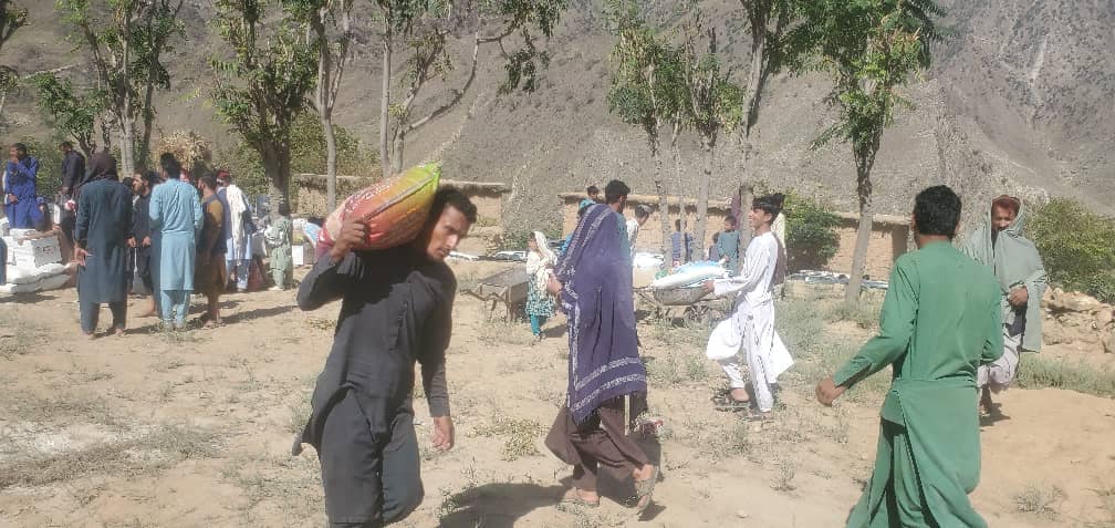 افغاني سرې میاشتې ټولنې د کونړ ولایت ۵۰۰ بېوزله کورنیو ته د خوراکي توکو مرسته وویشله.