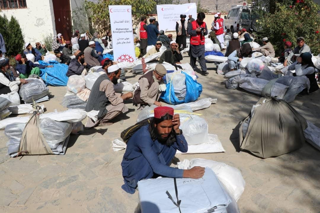 افغاني سرې میاشتې د میدان وردګو ولایت ٤٠٠ سېلاب ځپلو کورنیو ته مرسته ووېشله!