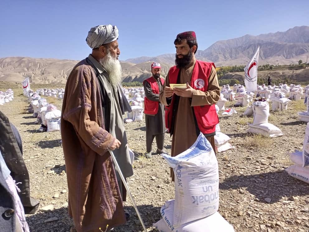 از سوی هلال احمر افغانی برای ۹۰۰ خانواده های مردم بی بضاعت ولایت بغلان مواد غذایی وغیر غذایی توزیع گردید!