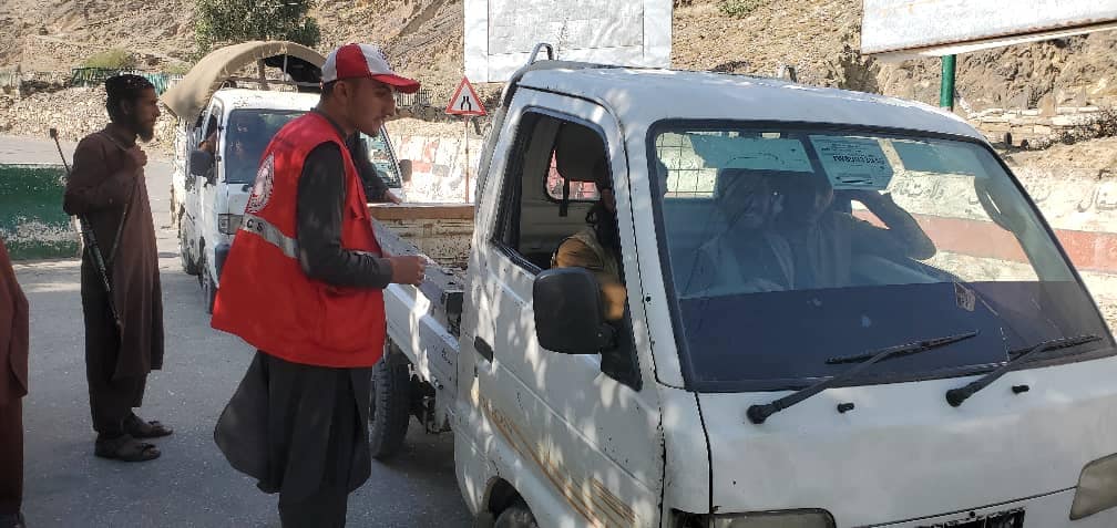 د افغاني سرې مياشتې رضاکاران په کونړ ولايت کې د مرستو په راجلبولو بوخت دي!