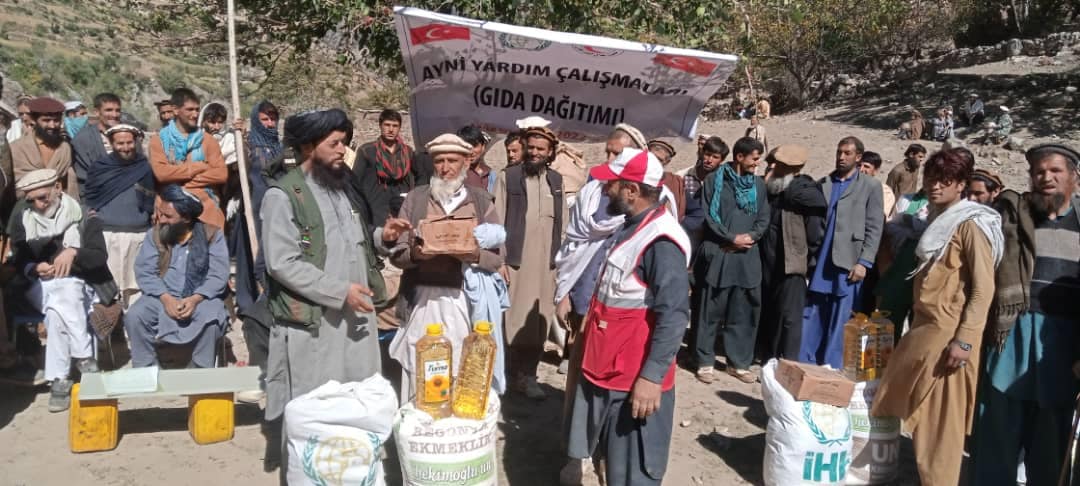 هلال احمر افغانی برای ۴۰۰ خانواده فقیر ولسوالی مندول ولایت نورستان کمک های غذایی توزیع نمود!