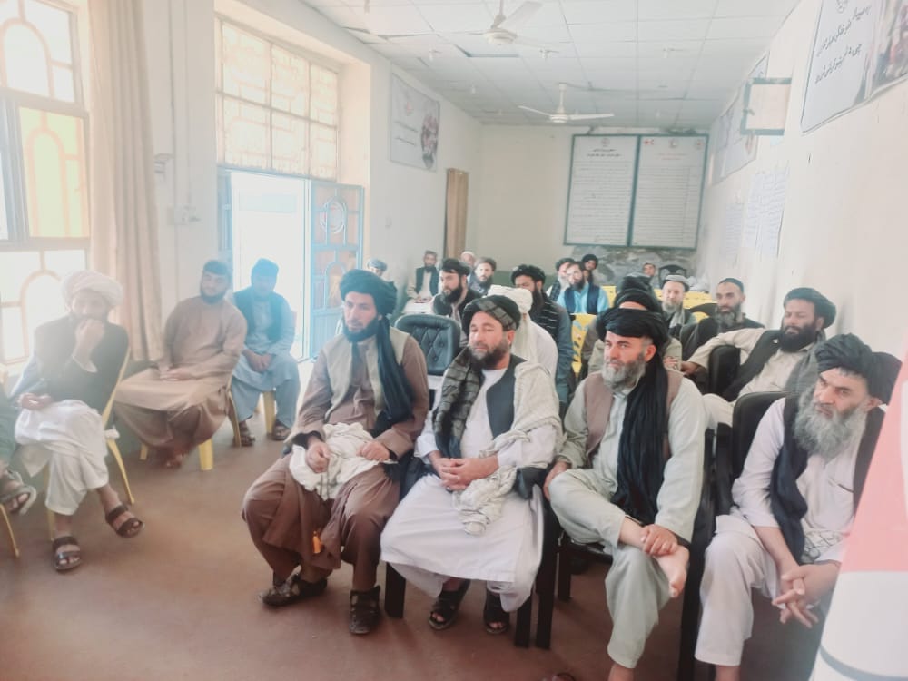 محترم ملا نورالدین ترابي معاون هلال احمر افغانی در طی سفر خود به ولایت قندهار جلسه ای را با کارمندان اداری نماینده گی هلال احمر قندهار برگزار نمود.