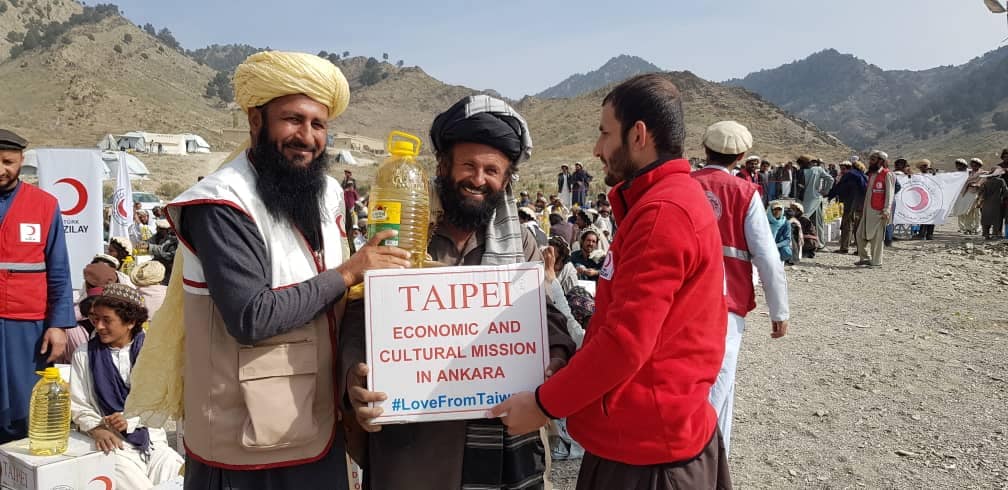 هلال احمر افغانی به ۱۰۰۰ خانواده زلزله زده در ولسوالی گیان ولایت پکتیکا کمک های غذایی نمود.