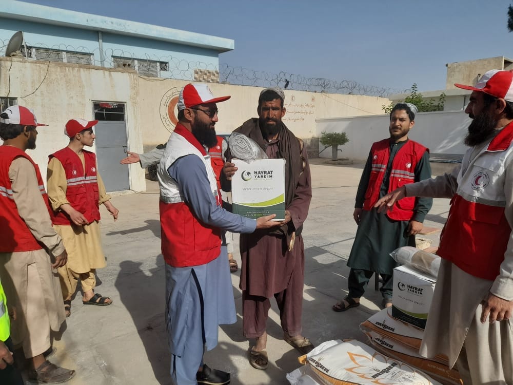 جمعیت هلال احمرافغانی برای ۳۰۰ خانواده در ولایت فراه مساعدت نمود!