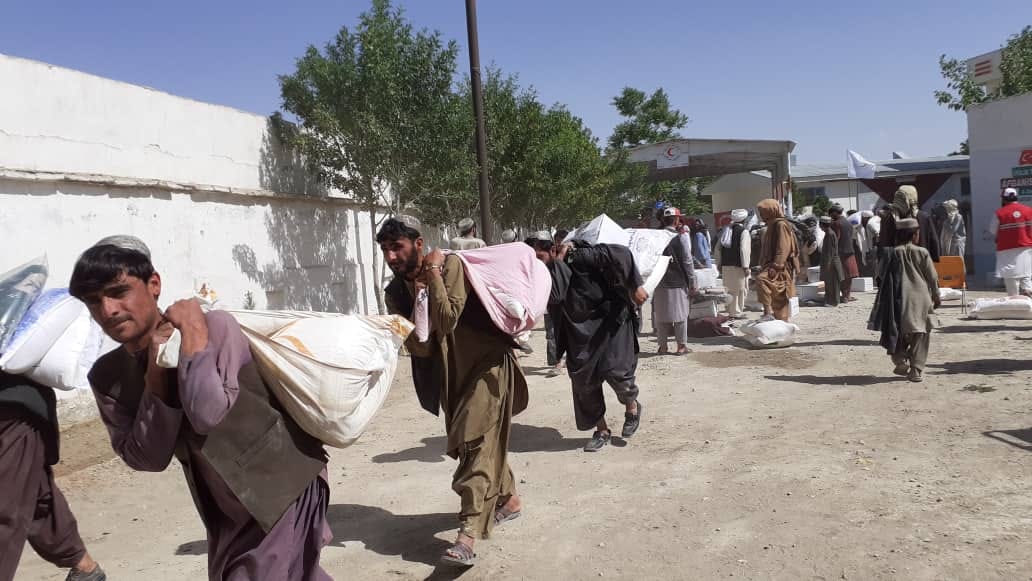 جمعیت هلال احمرافغانی برای ۳۰۰ خانواده در ولایت زابل مساعدت نمود!