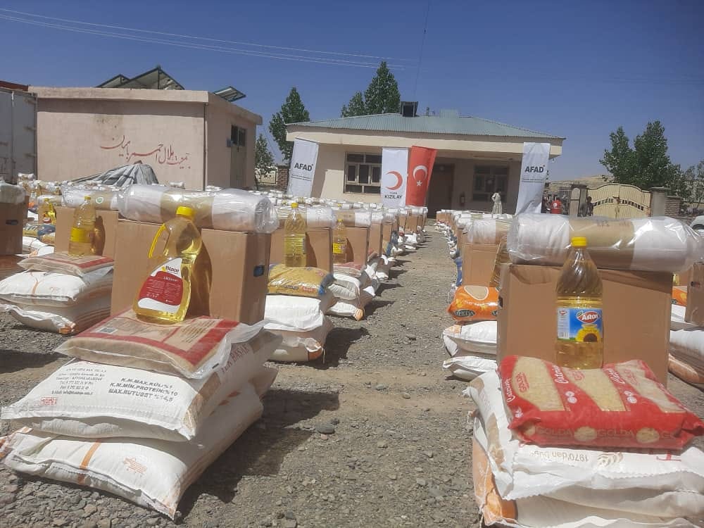 هلال احمر افغانی برای ۳۰۰ خانواده در ولایت بامیان مساعدت نمود!