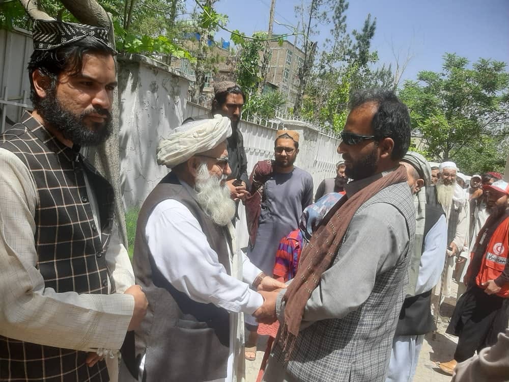 محترم مطیع الحق خالص، سرپرست ریاست عمومی هلال احمر افغانستان به ۳۰۰ خانواده در ولایت کابل مساعدت نمود!