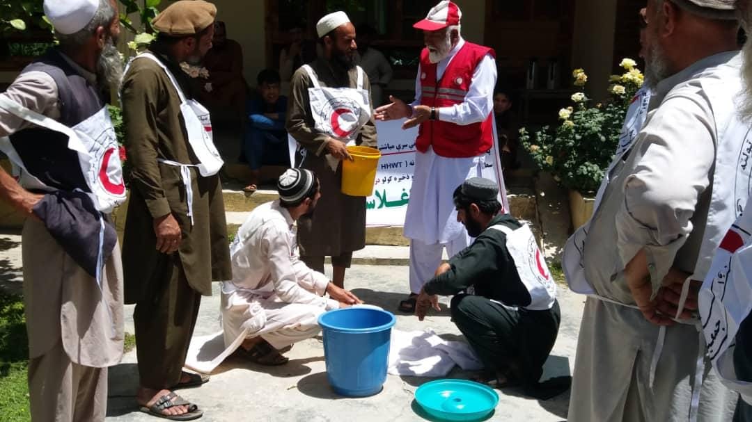 ننګرهار کې افغاني سرې میاشتې ۴۰ تنو رضاکارانو ته په بیړنیو حالاتو کې د اوبو پاکونې او ساتنې روزنه ورکړه!