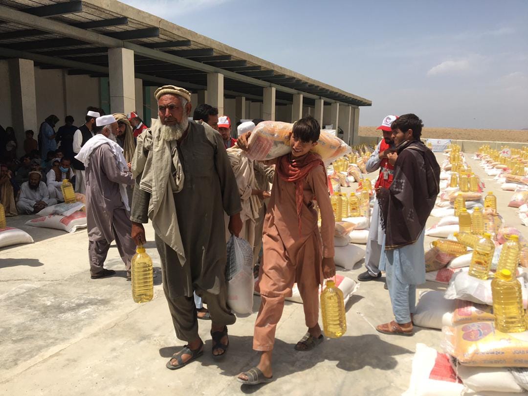 از طرف هلال احمر افغاني در ولایت ننگرهار برای ۲۰۰ خانواده مواد غذایی توزیع گردید!