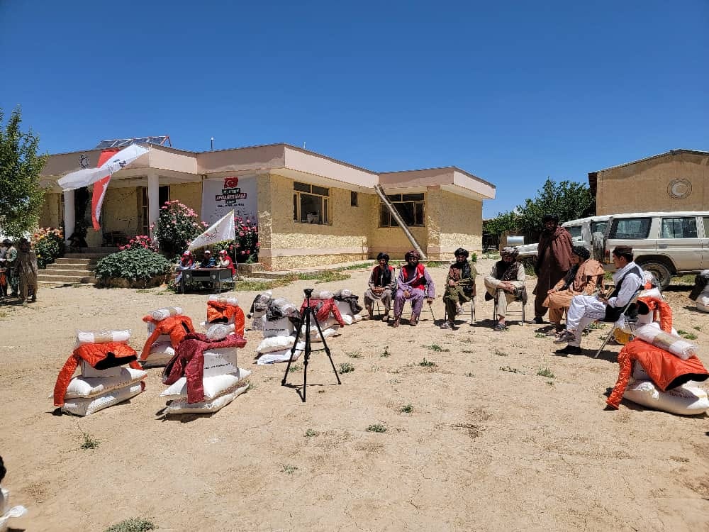 هلال احمرافغانی در ولایت دایکندی برای ۳۰۰ خانواده نیازمند مساعدت نمود!