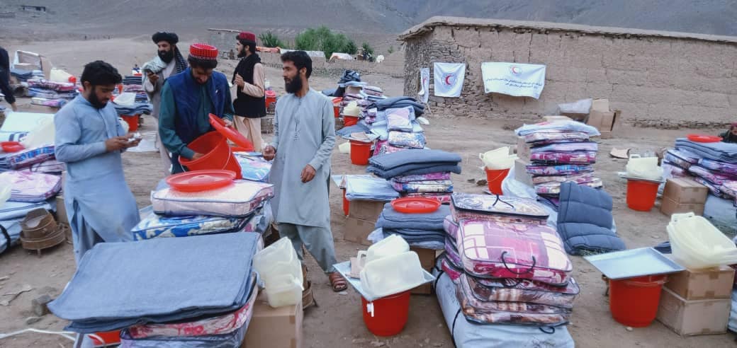 جمعیت هلال احمر افغانی برای ۱۰۰ خانواده در ولایت پروان مواد غیر غذایی کمک نمود!