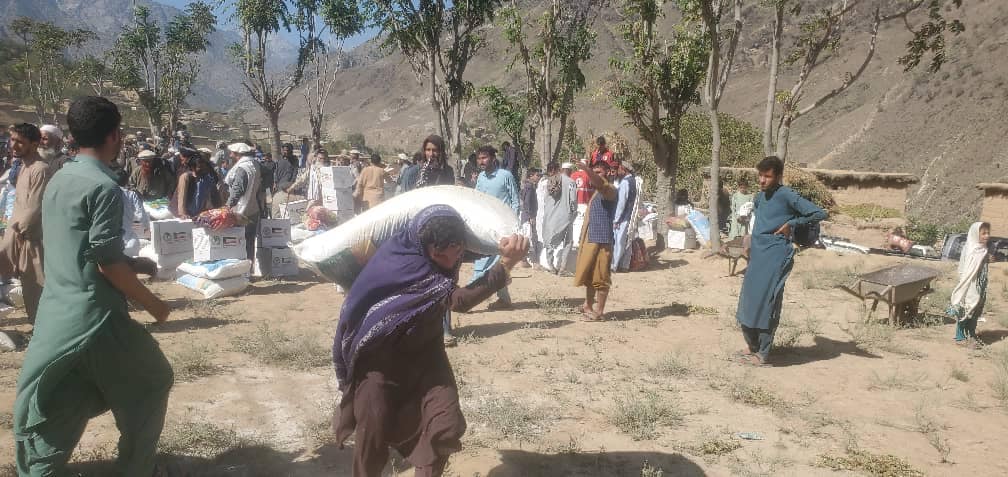 افغاني سرې میاشتې ټولنې د کونړ ولایت ۵۰۰ بېوزله کورنیو ته د خوراکي توکو مرسته وویشله.