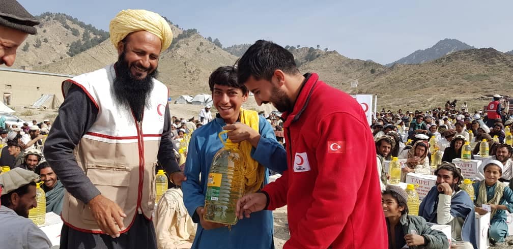 هلال احمر افغانی به ۱۰۰۰ خانواده زلزله زده در ولسوالی گیان ولایت پکتیکا کمک های غذایی نمود.