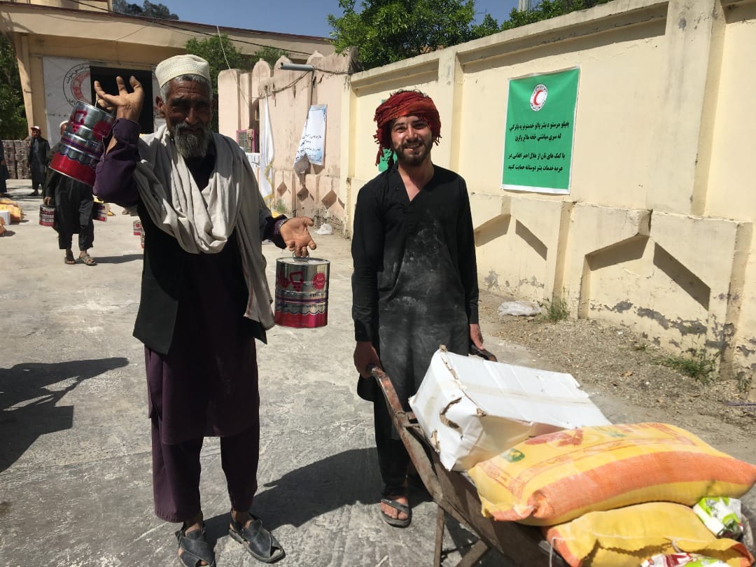 افغاني سرې میاشتې د ننګرهار په پچیر اګام ولسوالۍ کې ۳۰۰ اړمنو کورنیو ته مرسته وویشله!