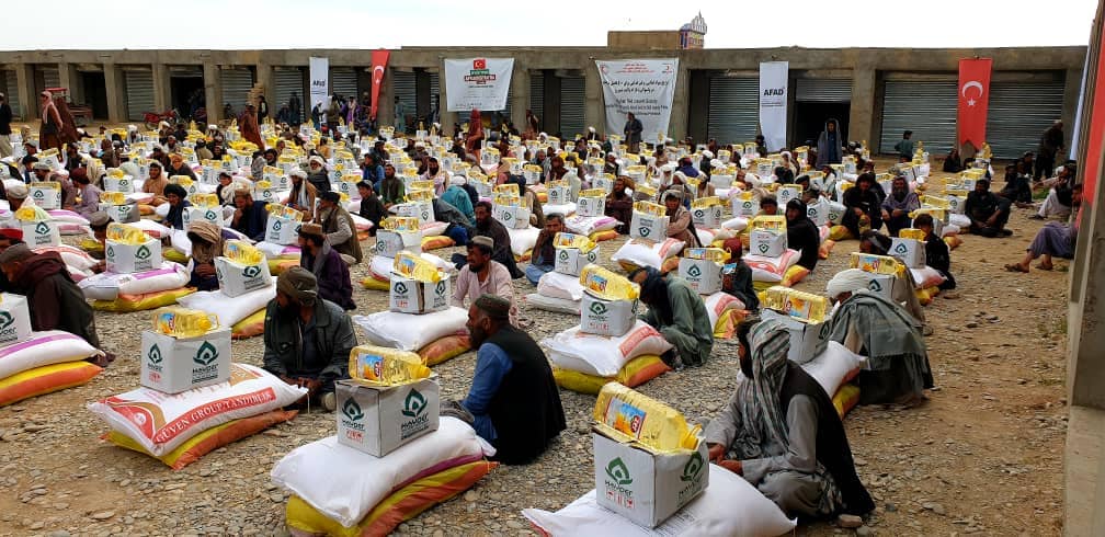 مساعدت برای ۵۰۰ فامیل بی بضاعت، آسیب دیده و بیجاه شده گان از قریه جات ولسوالی دلآرام ولایت نیمروز!