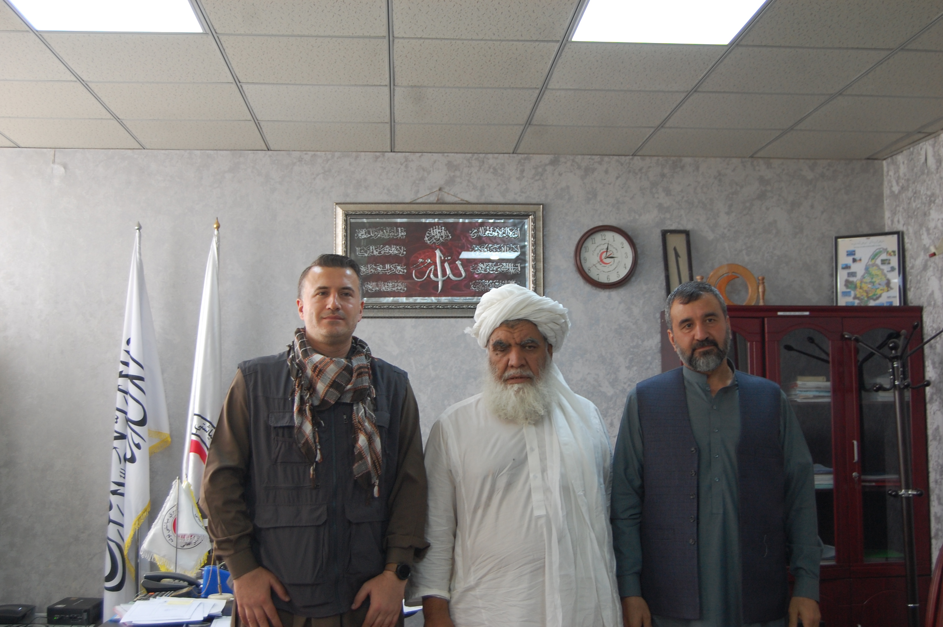 افغاني سرې میاشتې مرستیال د ترکیې هېواد د جان سیو خیریه بنسټ له پلاوي سره په خپل کاري دفتر کې ولیدل!