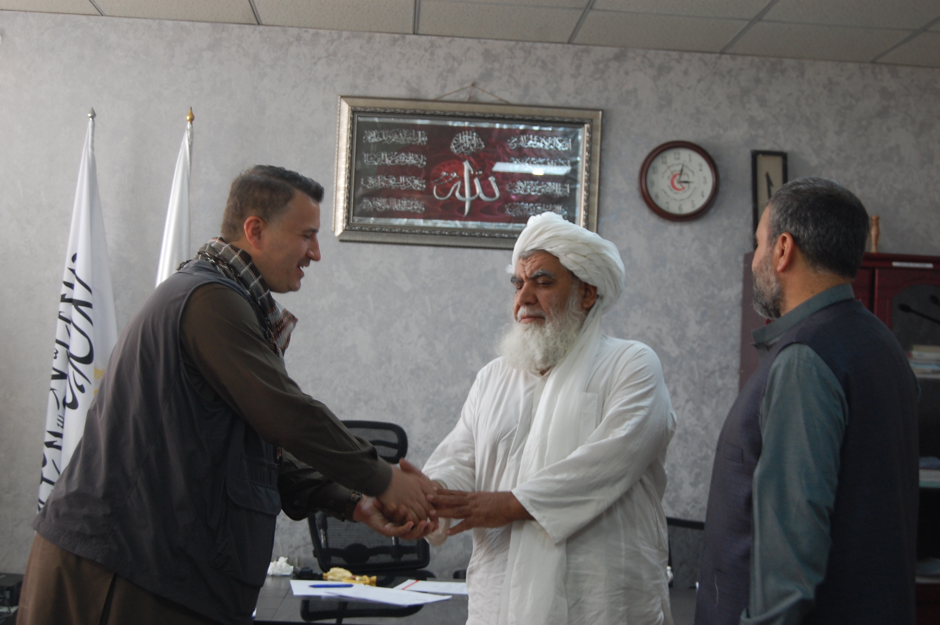 افغاني سرې میاشتې مرستیال د ترکیې هېواد د جان سیو خیریه بنسټ له پلاوي سره په خپل کاري دفتر کې ولیدل!