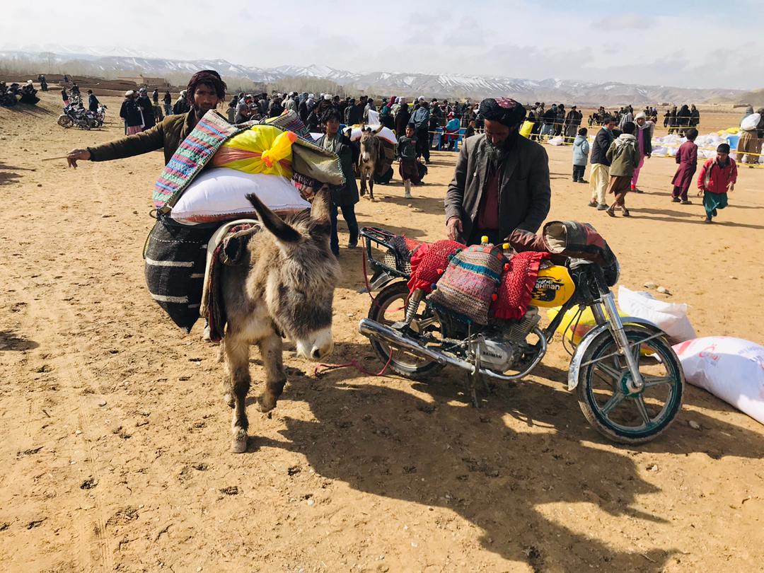 مساعدت مواد غذايي وغير غذايي جمعيت هلال احمر افغاني براي 500خانواده در ولايت غور