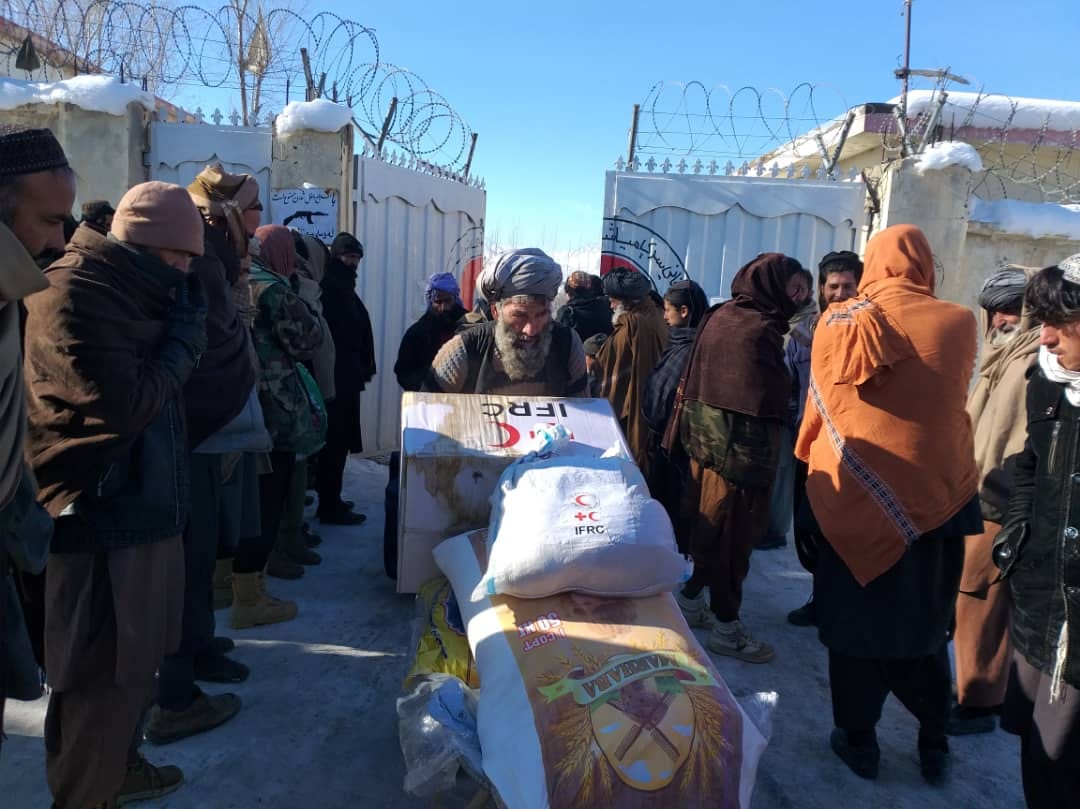 ميدان وردګ کې ۱۰۳ سيلاب ځپلو کورنيو سره د افغاني سرې مياشتې له لوري مرسته وشوه